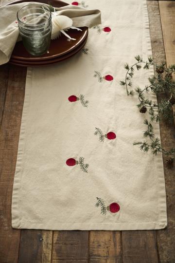 Table runner Tradition w/Christmas ornaments on spruce twigs linen coloured
