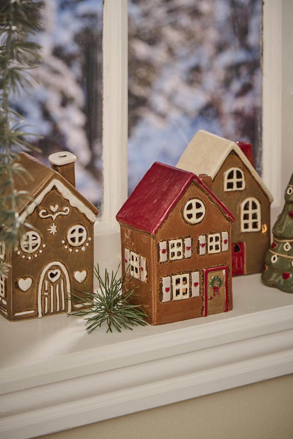 House f/tealight Stillenat red roof wreath on door