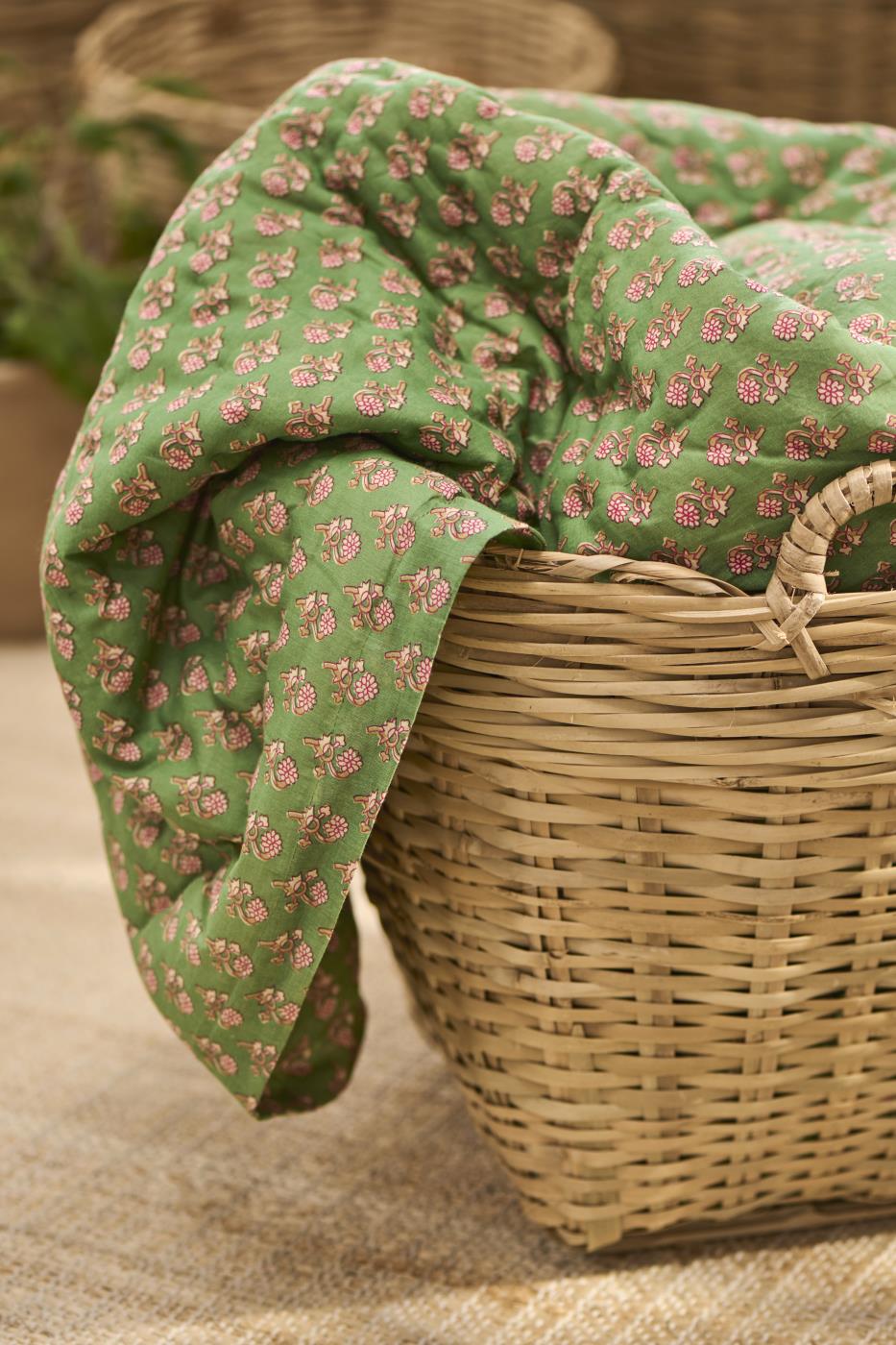Quilt Charlotte green w/pink flowers