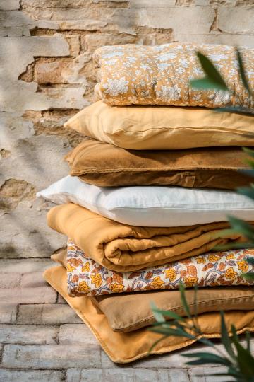 Quilt Annika mustard w/white flowers