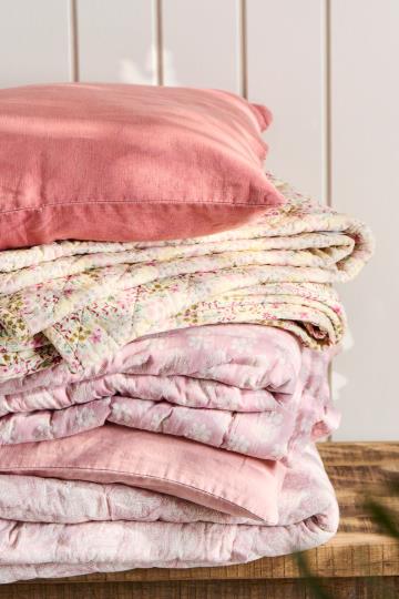 Quilt Aya rosa malva w/white paisley pattern