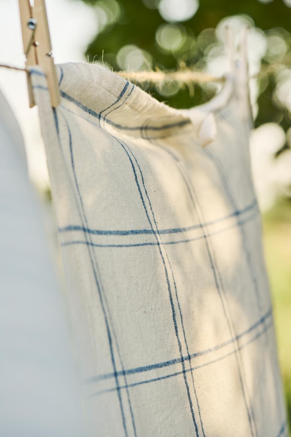 Tea towel Ebbe natural w/dark blue checkered pattern