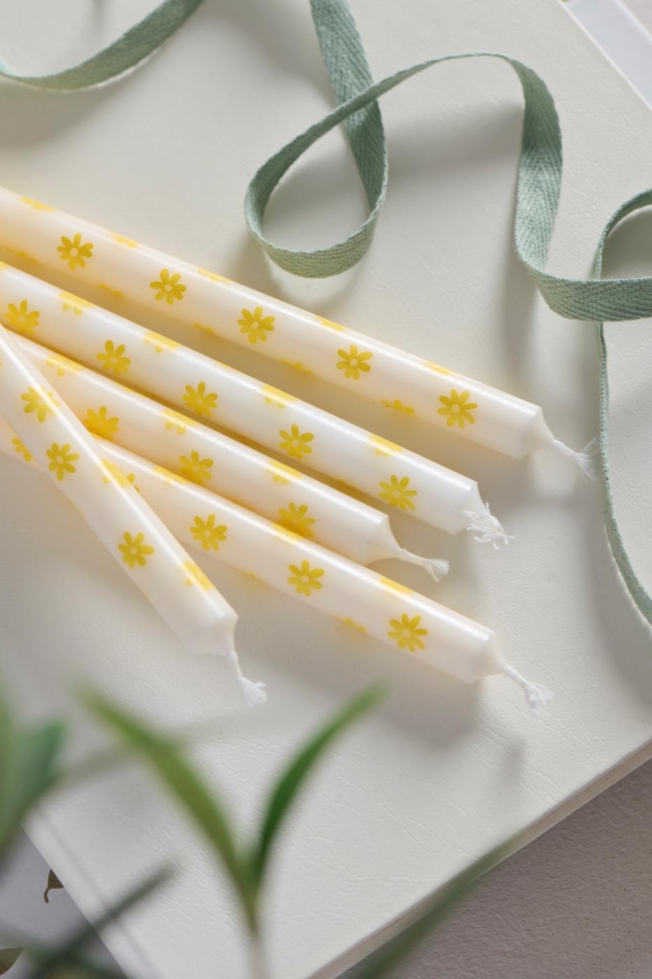 Taper candle w/yellow flowers stearin Ø:1.3 H:20 Nordic Swan Eco-label