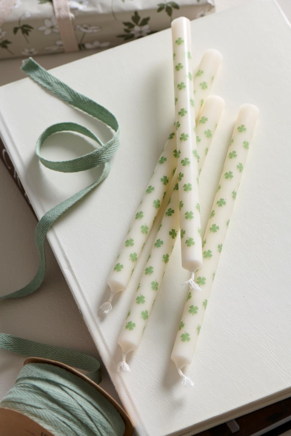 Taper candle w/green clovers stearin Ø:1.3 H:20