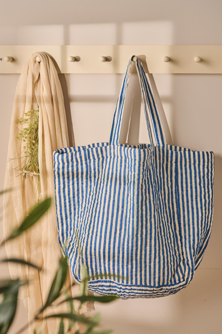 Bag quilted w/off white and blue stripes