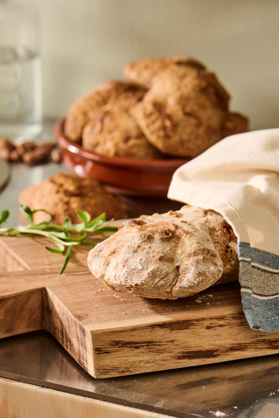 Cutting board w/jute rope uneven edges acacia wood