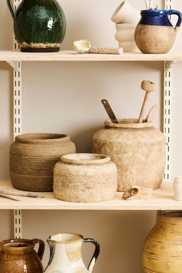 Pot Athen w/grooves in the middle light sand