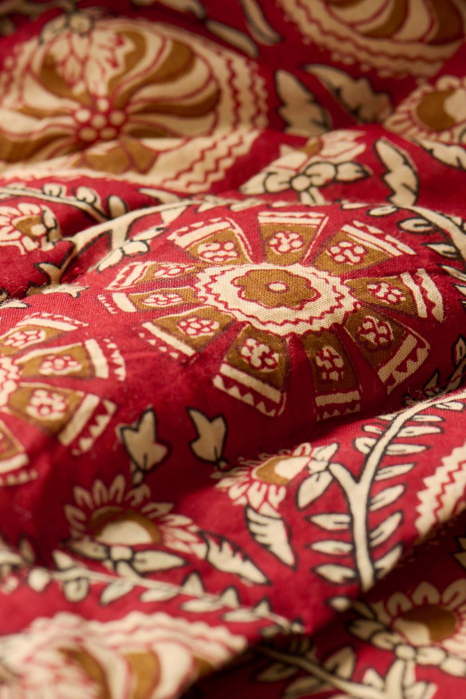 Quilt Bella red w/earth-toned pattern
