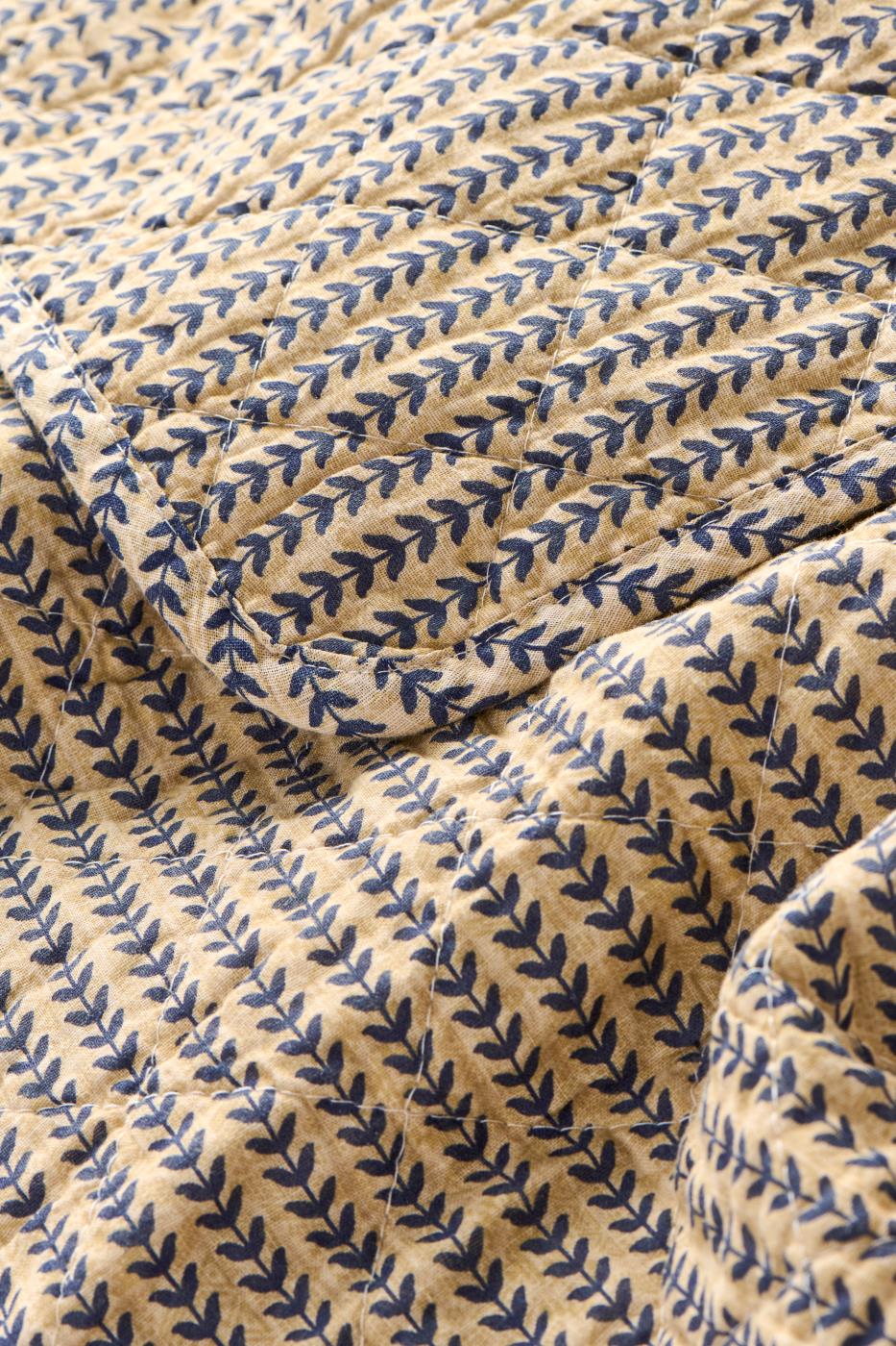 Quilt w/dark blue stems