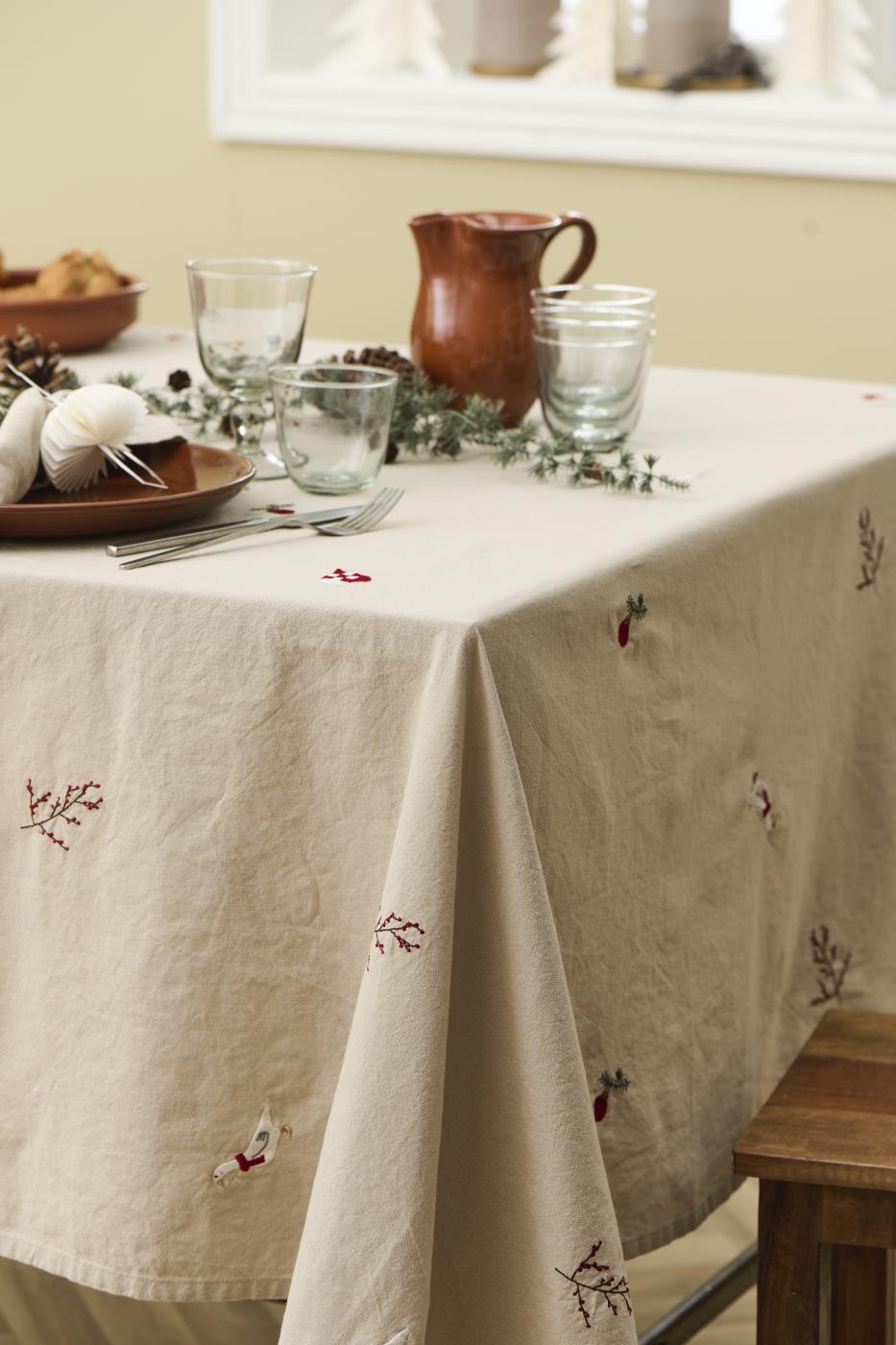 Table cloth Tradition square w/embroidered Christmas motifs linen coloured