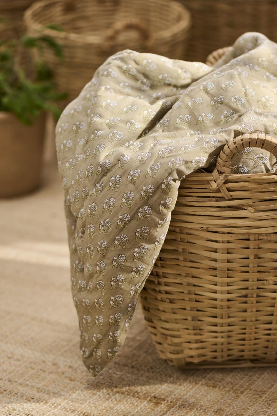 Quilt Aida dusty green w/white flowers