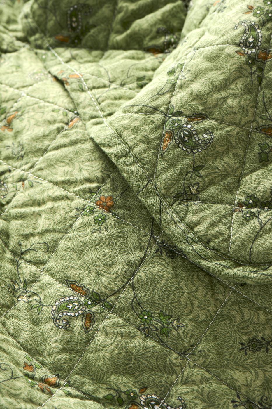 Quilt green w/flower vines
