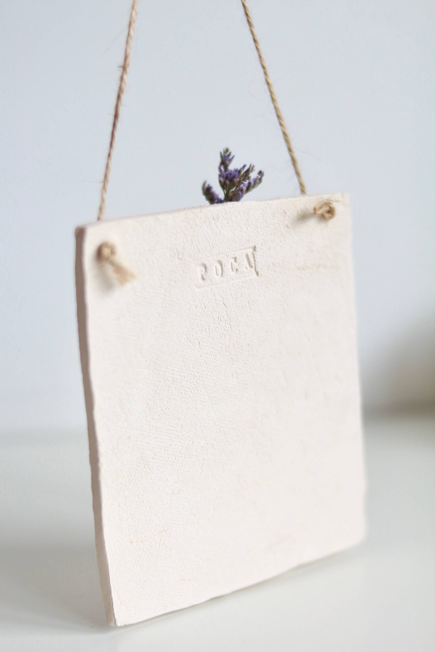 Ceramic wall hanger for dried flower