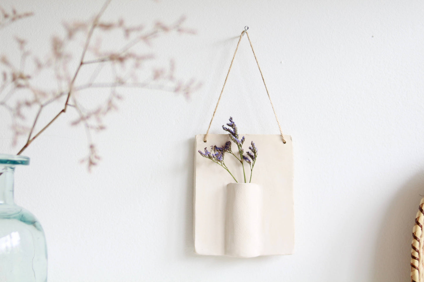 Ceramic wall hanger for dried flower