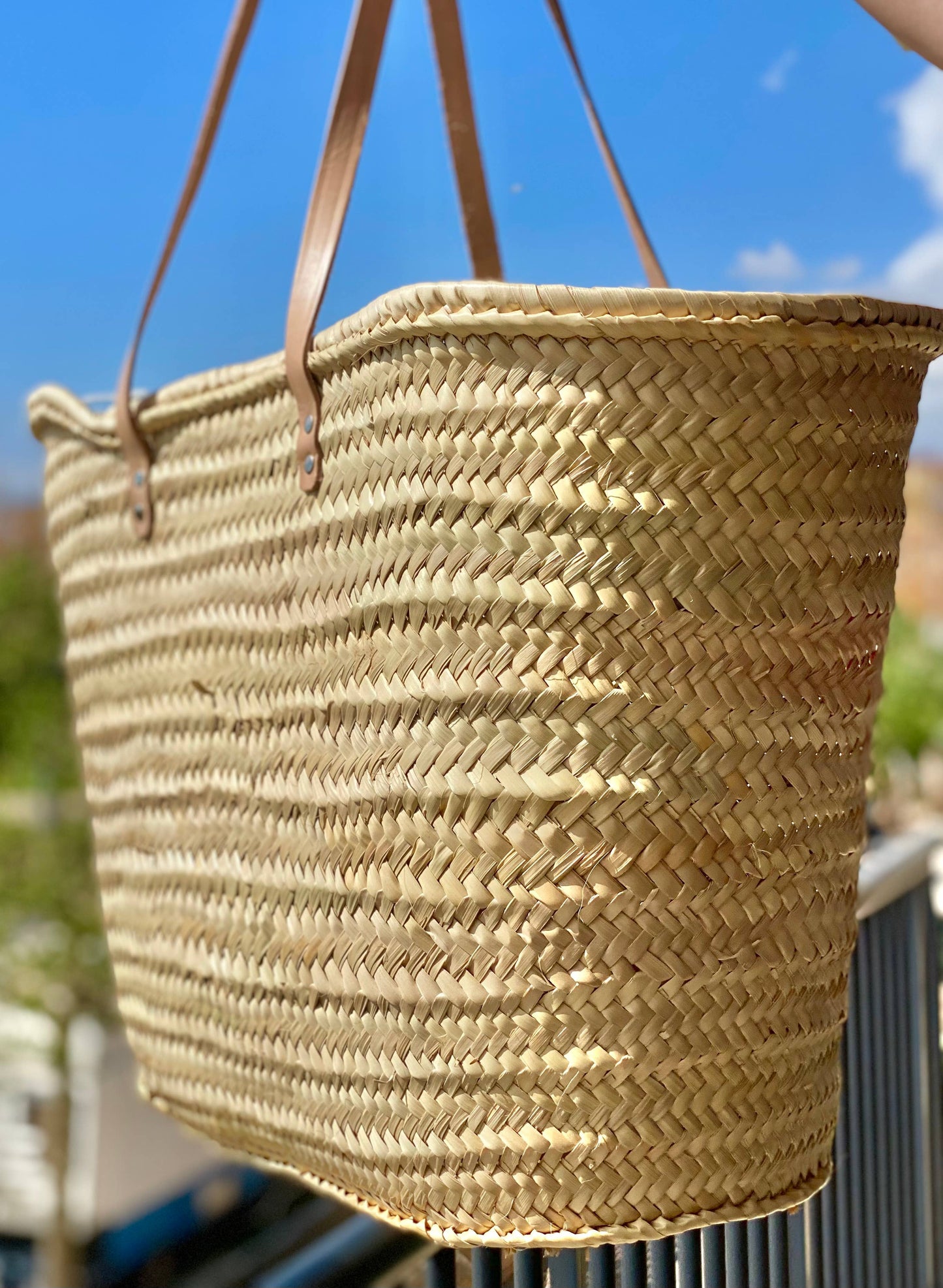 LONG HANDLE PALM BASKET