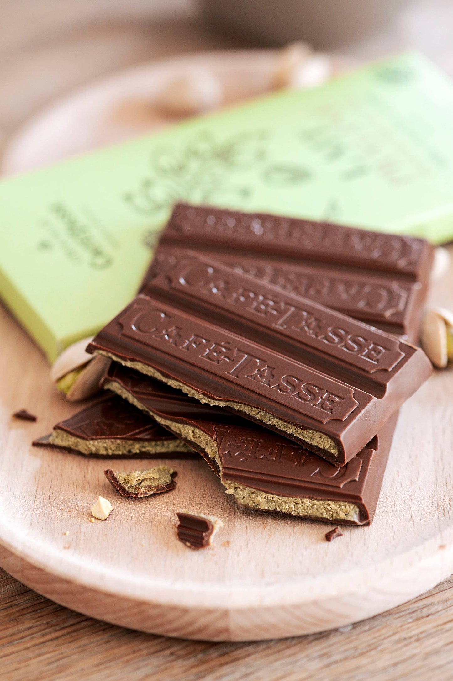 Milk chocolate bar with praline pistachio and salt