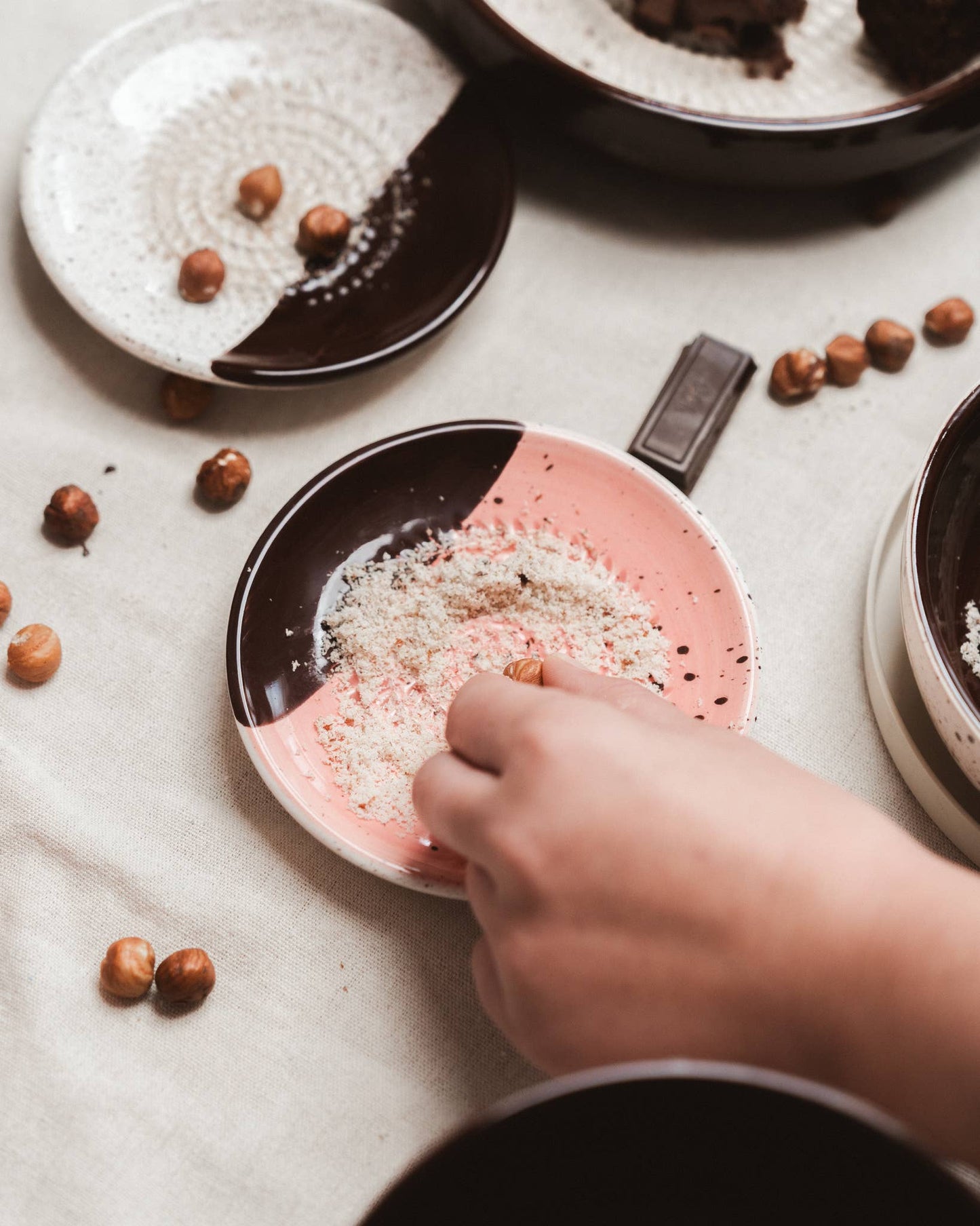 Small Ceramic Garlic Grater Plate - Chocolate - in cadeauverpakking