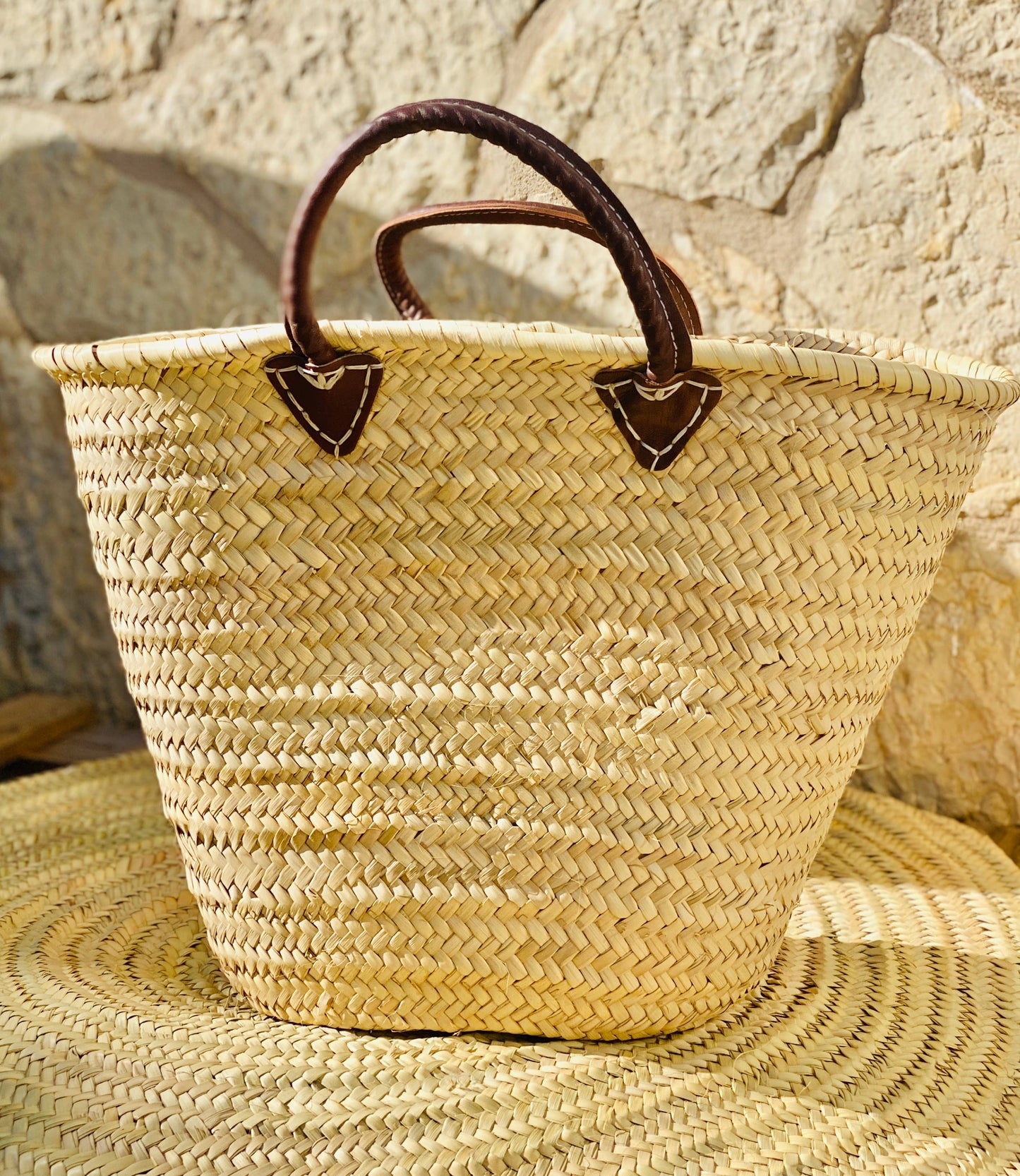 Reinforced basket with short leather handle