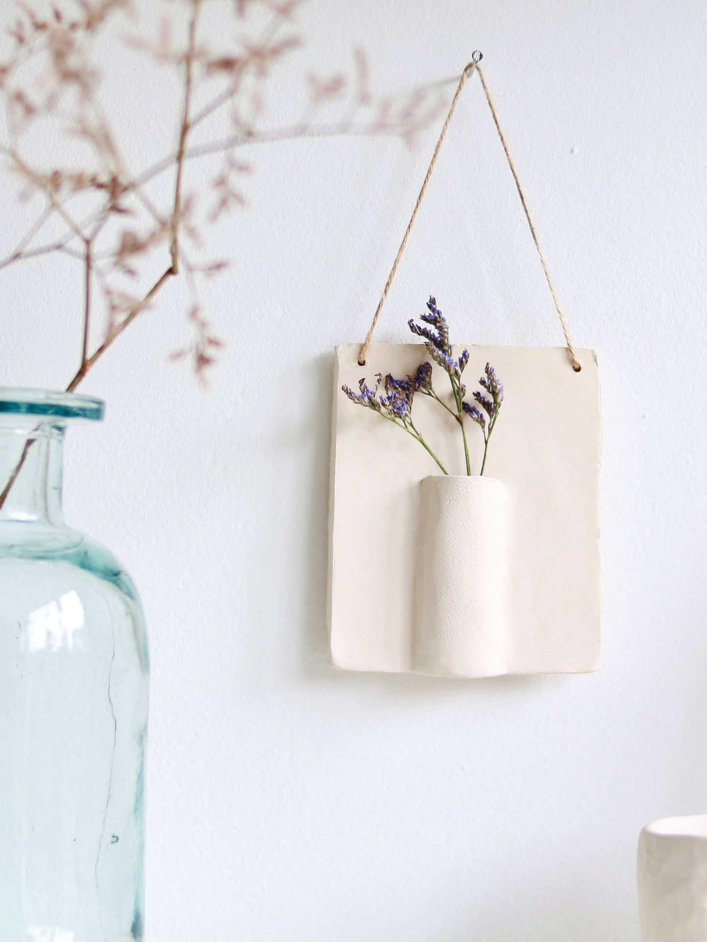 Ceramic wall hanger for dried flower