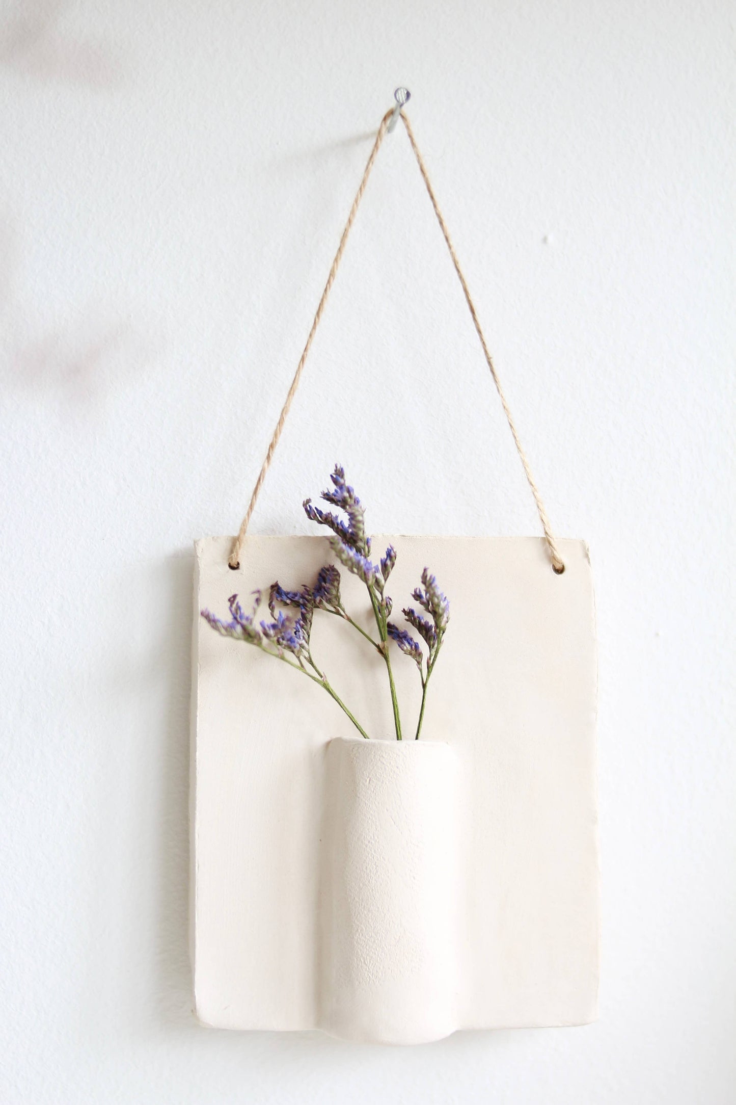 Ceramic wall hanger for dried flower