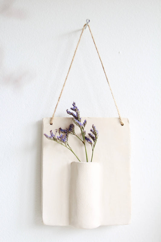 Ceramic wall hanger for dried flower