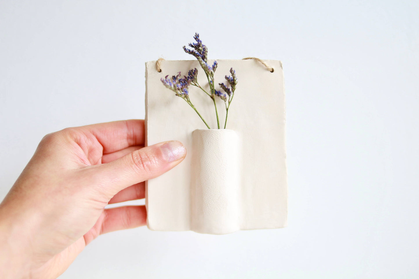 Ceramic wall hanger for dried flower