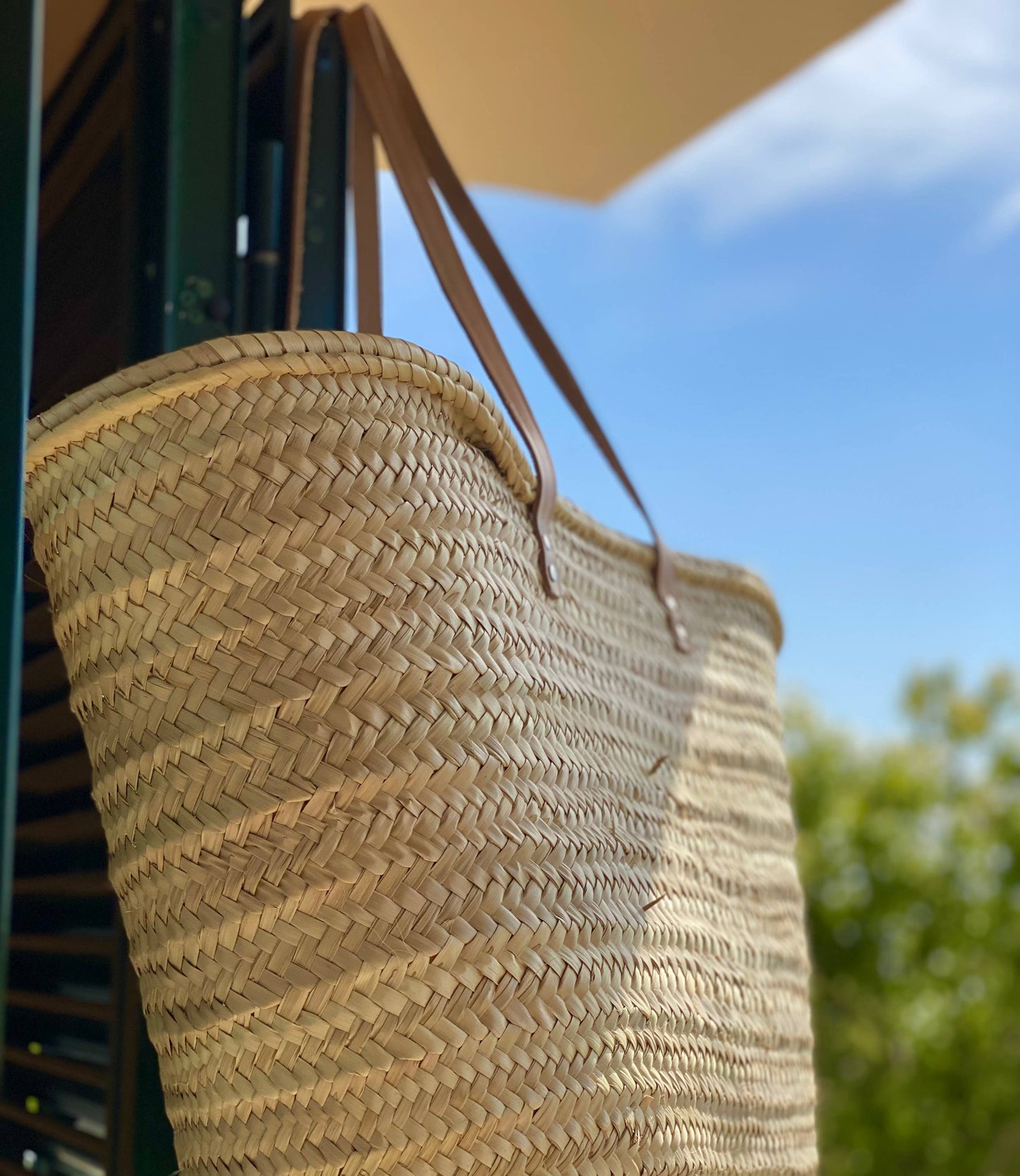 LONG HANDLE PALM BASKET