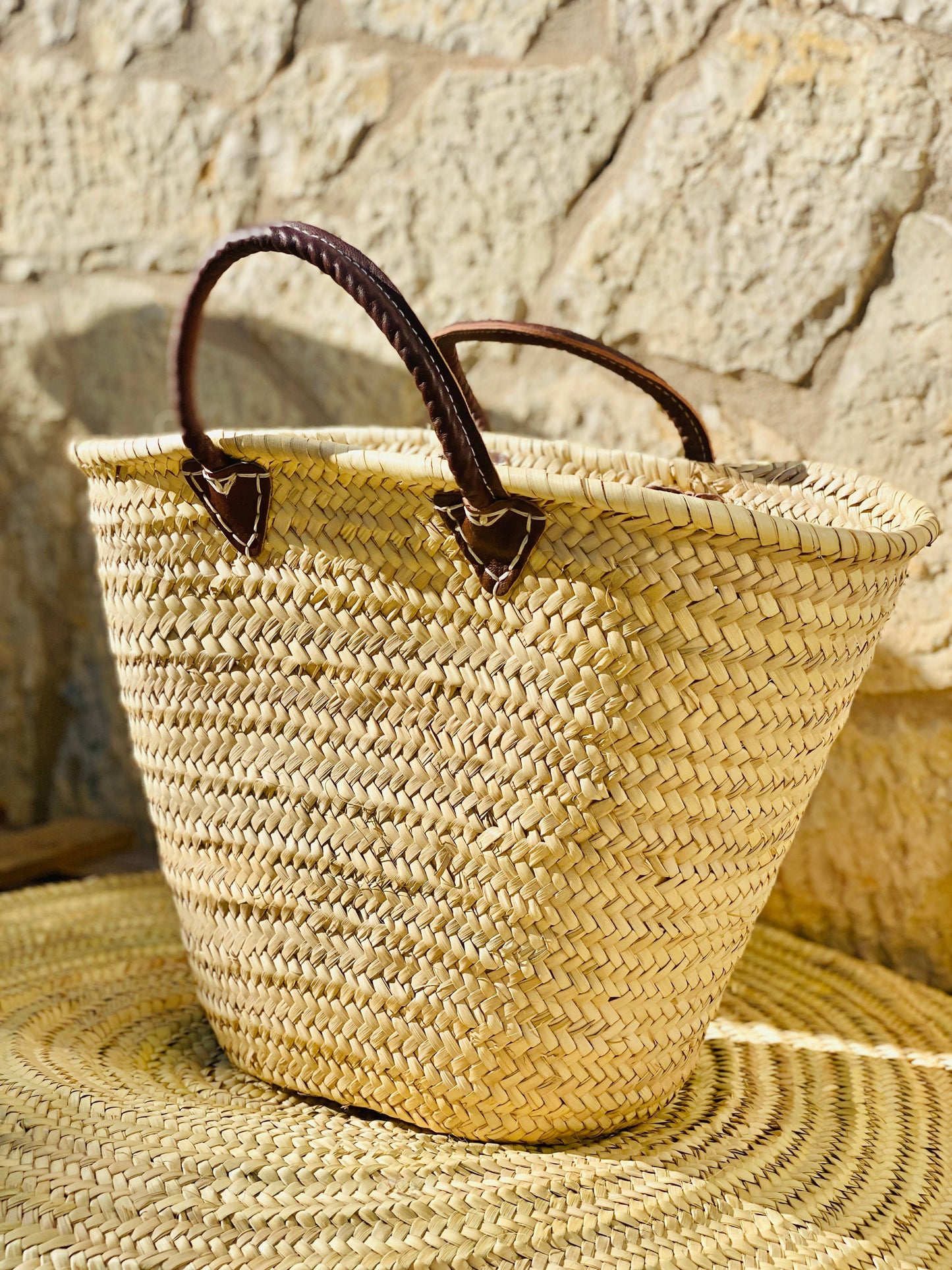 Reinforced basket with short leather handle